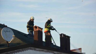 Ordu’nun Ünye ilçesinde 5 katlı bir binanın çatısında çıkan yangın,