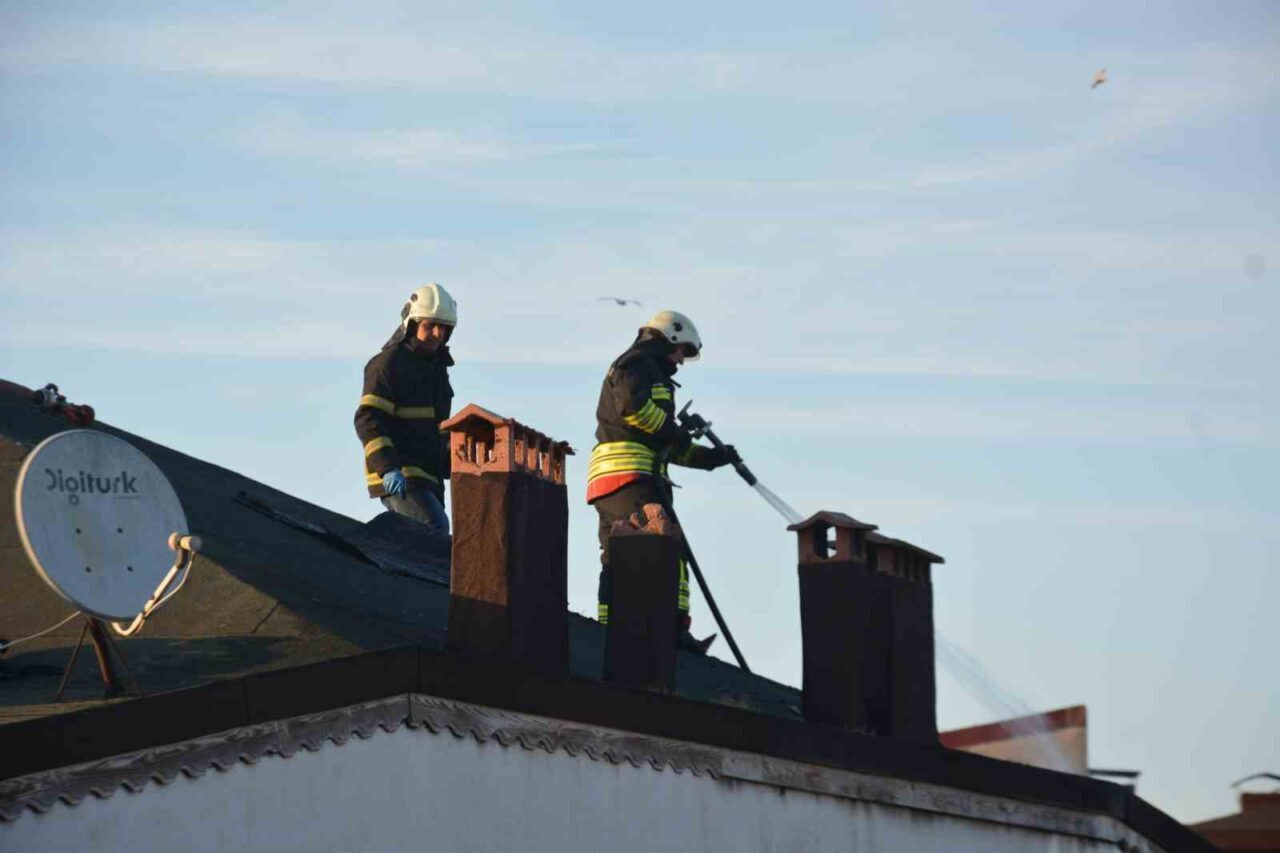 Ordu’nun Ünye ilçesinde 5 katlı bir binanın çatısında çıkan yangın,