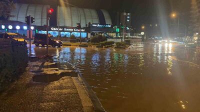 Osmaniye’de etkili olan sağanak yağış, hayatı olumsuz etkiledi. Kent genelinde