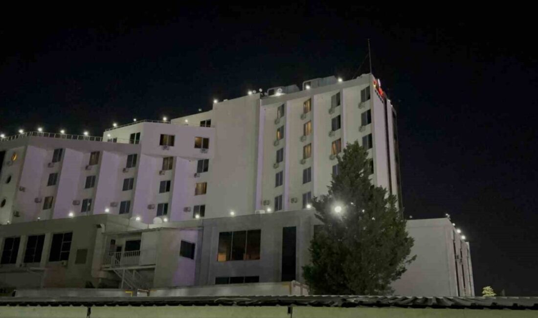 Kocaeli’nin İzmit ilçesinde bir otelin bahçesinde park halinde bulunan karavanda