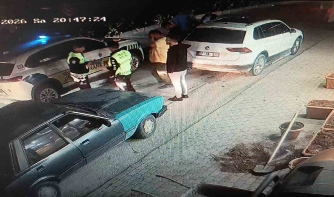 Antalya’da seyir halindeki elektrikli bisiklet, aniden açılan otomobilin kapısına çarpması