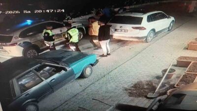 Antalya’da seyir halindeki elektrikli bisiklet, aniden açılan otomobilin kapısına çarpması