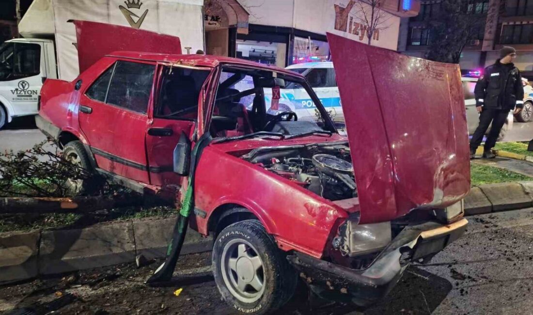 Samsun’un Bafra ilçesinde kontrolden çıkan Tofaş otomobil refüjdeki ağaca çarptı.
