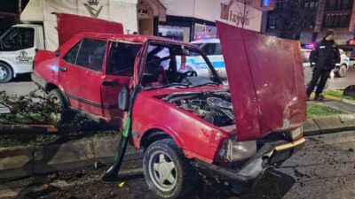 Samsun’un Bafra ilçesinde kontrolden çıkan Tofaş otomobil refüjdeki ağaca çarptı.