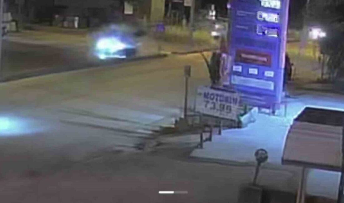 Hatay’da otomobille çarpışan motosikletteki 2 kişinin metrelerce havaya uçtuğu anlar