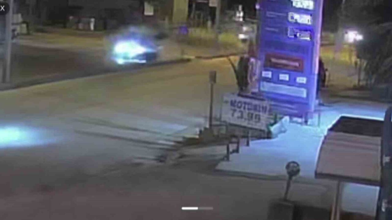 Hatay’da otomobille çarpışan motosikletteki 2 kişinin metrelerce havaya uçtuğu anlar