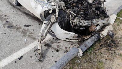 Isparta’nın Yalvaç ilçesinde park halindeki kamyonete çarpan otomobilin sürücüsü yaralandı.