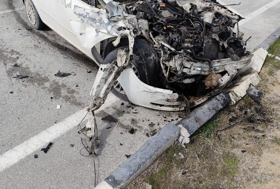Isparta’nın Yalvaç ilçesinde park halindeki kamyonete çarpan otomobilin sürücüsü yaralandı.