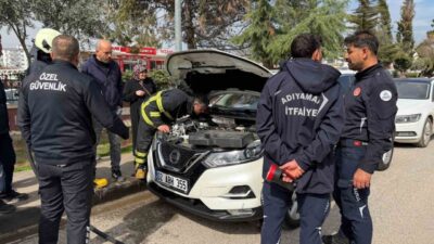Adıyaman’da, park halindeki bir otomobilden çıkan dumanlar korkuttu. Edinilen bilgilere