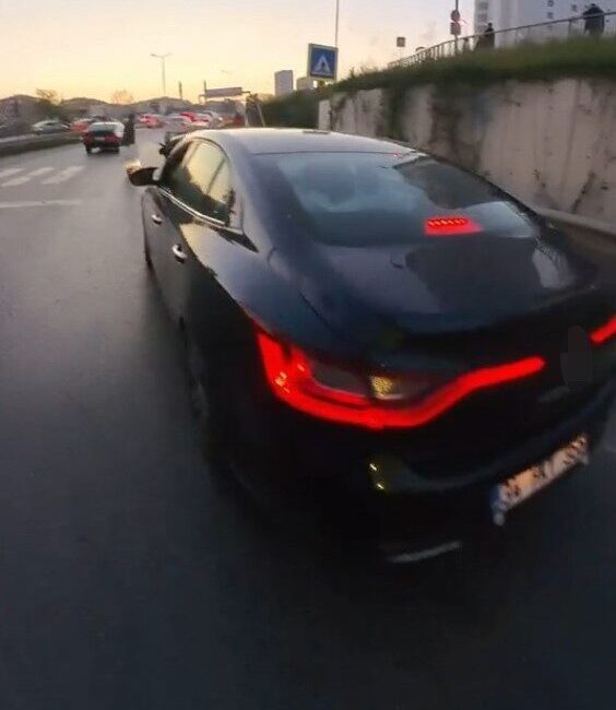 Pendik’te yaya geçidine yaklaşırken hızını kesmeyen ve önünde duran bir