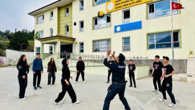 Adana’nın Pozantı ilçesinde polis memuru, lise öğrencileriyle voleybol oynayarak gençlerin