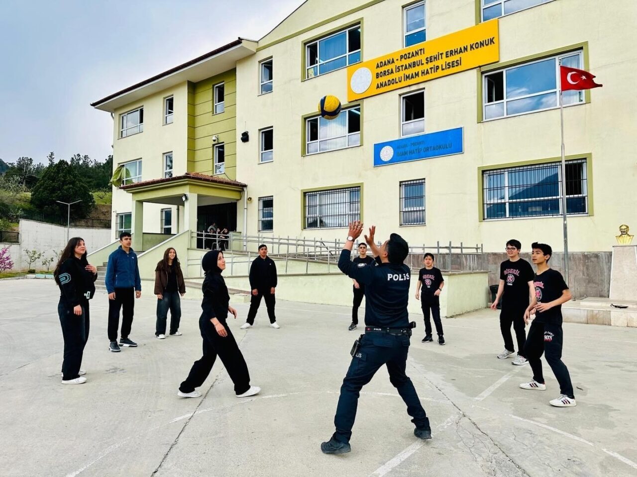Adana’nın Pozantı ilçesinde polis memuru, lise öğrencileriyle voleybol oynayarak gençlerin