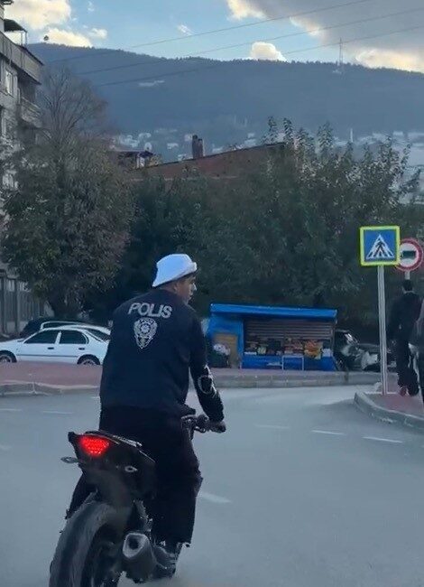Bursa’da polis yeleği giyerek motosikletiyle trafikte akrobatik hareketler yapan ve