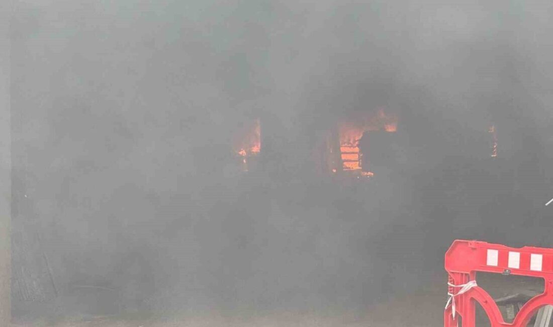 Rize’de inşaatta çıkan yangın itfaiye ekiplerinin müdahalesi sonucu kontrol altına