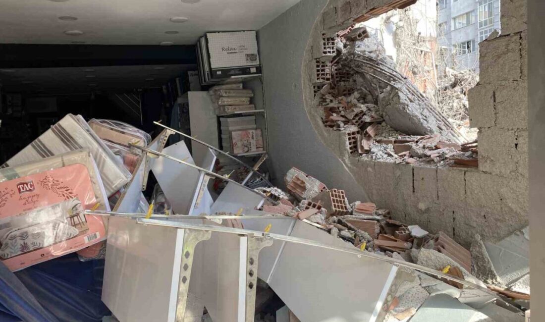 Eskişehir’in en işlek caddelerinden birinde gerçekleştirilen bina yıkımı, bölge esnafını