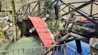 Sakarya’nın Sapanca ilçesinde dere üzerinde bulunan asma köprünün çökmesi neticesinde