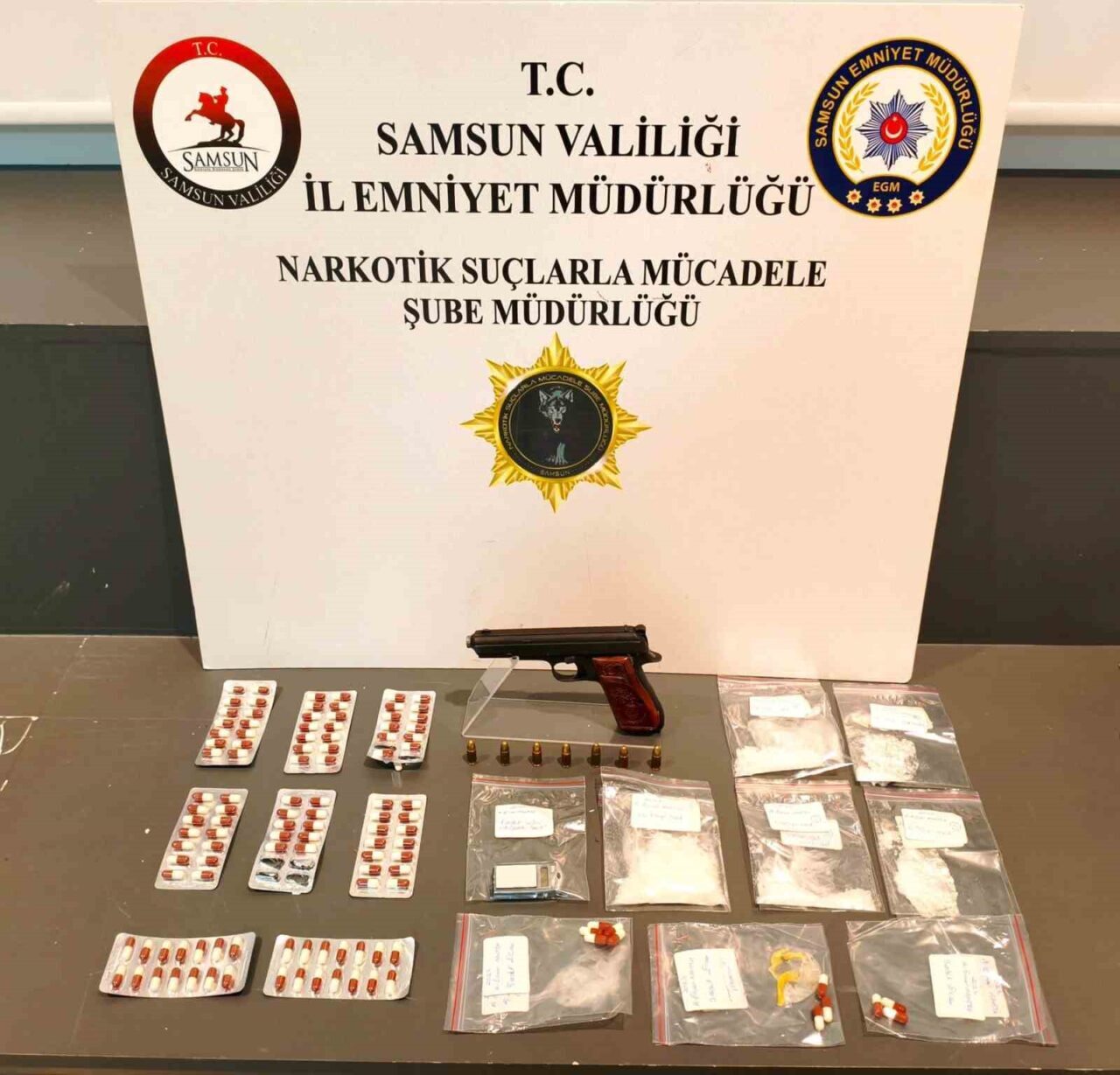 Samsun’un Atakum ilçesinde düzenlenen operasyonda ikametinde uyuşturucu madde ve ruhsatsız