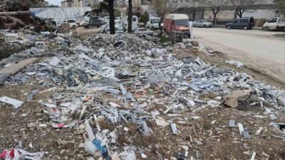 Eskişehir’in sanayi bölgelerinden biri olan Baksan Sanayi Sitesi’nde biriken çöp,