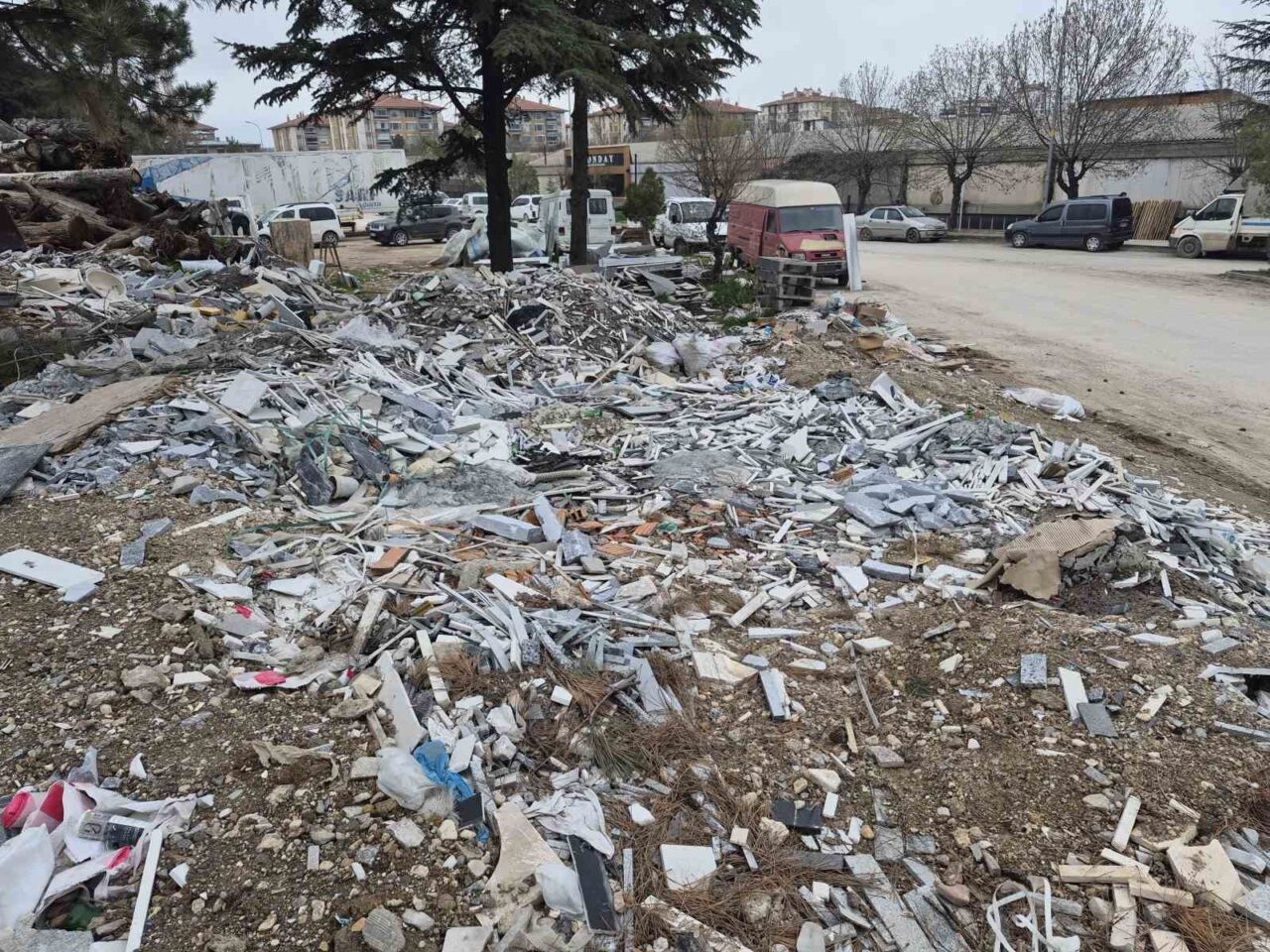 Eskişehir’in sanayi bölgelerinden biri olan Baksan Sanayi Sitesi’nde biriken çöp,