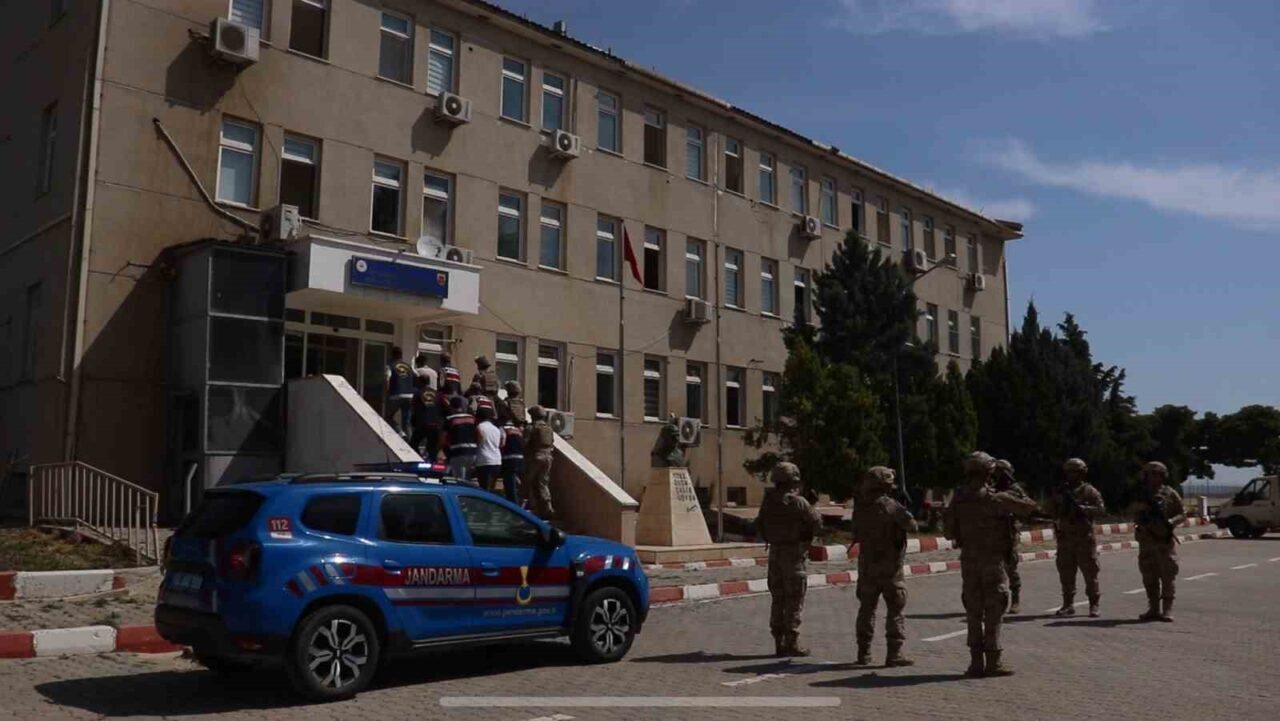 Şanlıurfa’da göçmen kaçakçılığına yönelik düzenlenen operasyonda gözaltına alınan 23 organizatörden