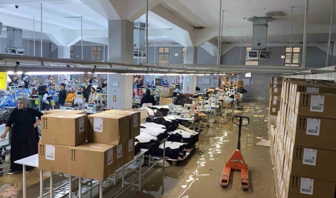 Şanlıurfa’nın Birecik ilçesinde aniden etkili olan sağanak yağış, günlük yaşamı