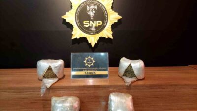 Şanlıurfa’da durdurulan araçta 2 kilo 450 gram skunk ele geçirildi.