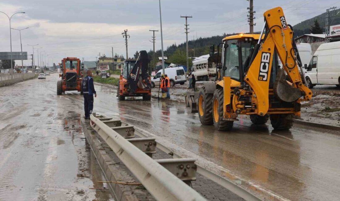 Hatay’da etkili olan şiddetli yağışla birlikte ulaşıma kapanan Antakya-Reyhanlı yolu