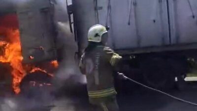 Bursa’nın İnegöl ilçesinde seyir halinde olan tır alev alev yandı.