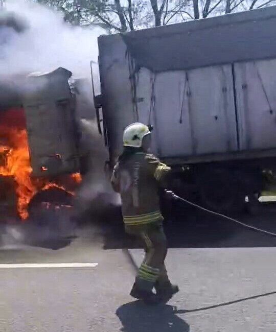 Bursa’nın İnegöl ilçesinde seyir halinde olan tır alev alev yandı.