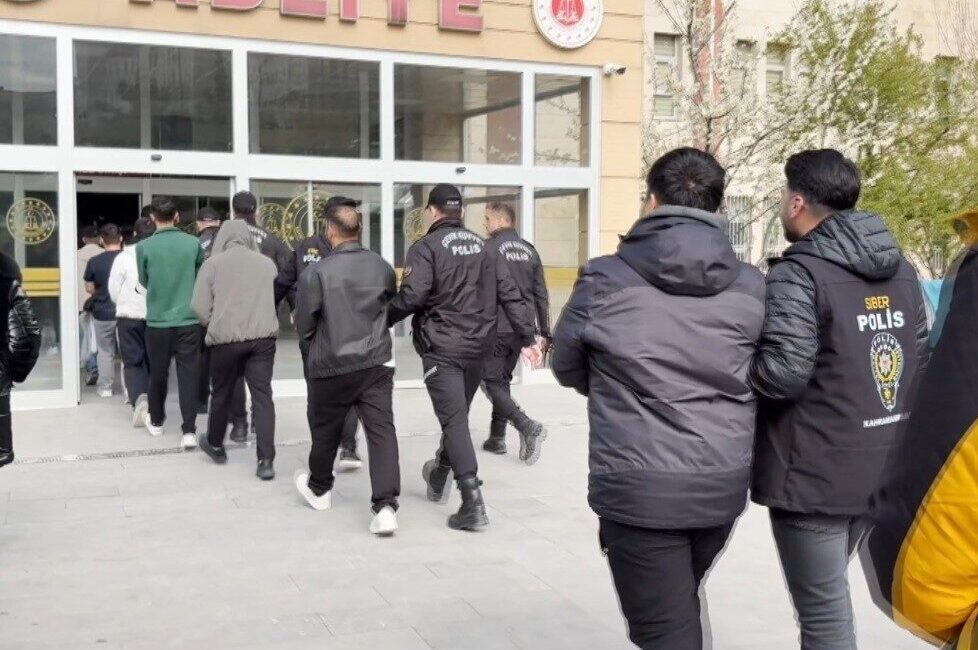 Kahramanmaraş merkezli 14 ilde düzenlenen siber dolandırıcılık operasyonunda 27 şüpheli
