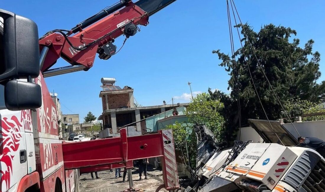 Siirt’te yürütülen asfalt yenileme çalışmaları sırasında iş makinesinin devrilmesi kısa