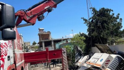 Siirt’te yürütülen asfalt yenileme çalışmaları sırasında iş makinesinin devrilmesi kısa