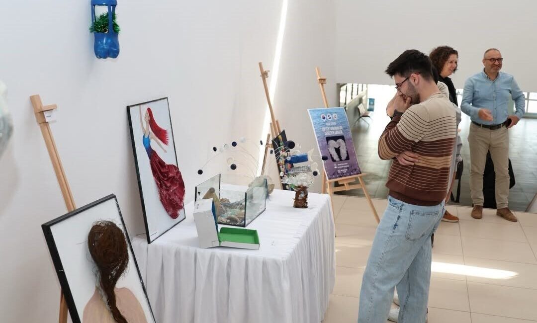 Sinop’ta yürütülen proje kapsamında sahillerden toplanan atıklar sanat eserlerine dönüştürülerek