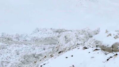Şırnak’ın Uludere ilçesi Uzungeçit belde yolunda kar yağışı ve tipi