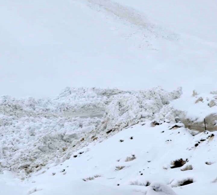 Şırnak’ın Uludere ilçesi Uzungeçit belde yolunda kar yağışı ve tipi