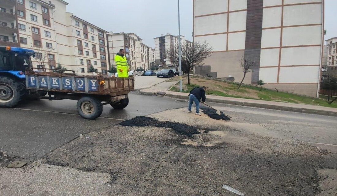 Şırnak Belediyesi, kışın tahrip ettiği yollar için geçici onarım çalışmalarını