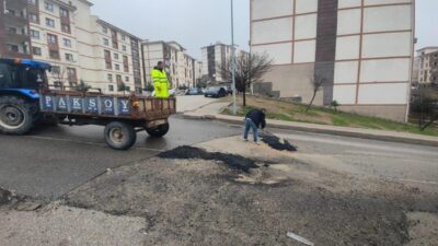 Şırnak Belediyesi, kışın tahrip ettiği yollar için geçici onarım çalışmalarını