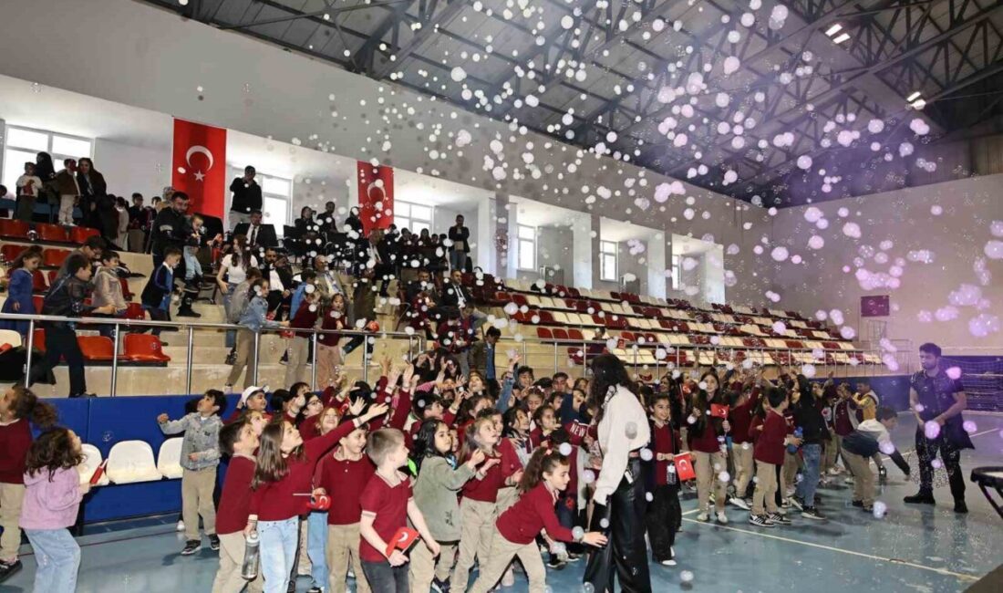 Sivas’ta çocuklar, düzenlenen festival kapsamında geleneksel Türk halk oyunlarıyla buluştu.