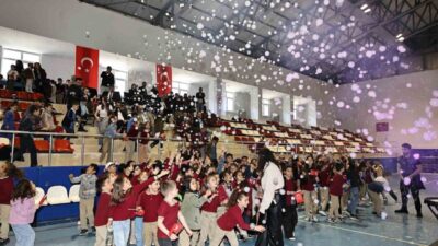 Sivas’ta çocuklar, düzenlenen festival kapsamında geleneksel Türk halk oyunlarıyla buluştu.