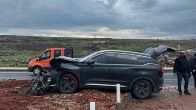 Şanlıurfa’nın Siverek ilçesinde iki otomobilin çarpışması sonucu meydana gelen trafik