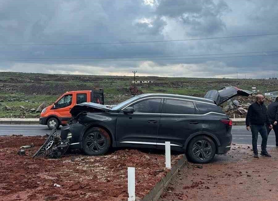 Şanlıurfa’nın Siverek ilçesinde iki otomobilin çarpışması sonucu meydana gelen trafik