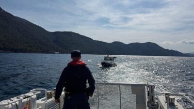 Aydın’ın Kuşadası ilçesinde motor arızası nedeniyle sürüklenen teknedeki iki kişi