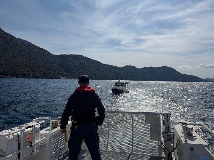 Aydın’ın Kuşadası ilçesinde motor arızası nedeniyle sürüklenen teknedeki iki kişi