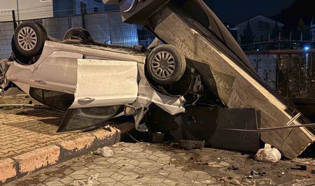 Kayseri’nin Melikgazi ilçesinde kontrolden çıkan otomobil takla atarak bir sitenin