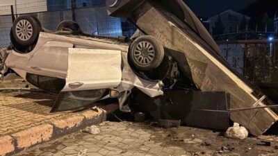 Kayseri’nin Melikgazi ilçesinde kontrolden çıkan otomobil takla atarak bir sitenin