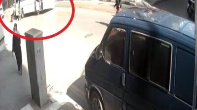 Manisa’da yol kenarında arıza yapan minibüsü tamir etmek için altına