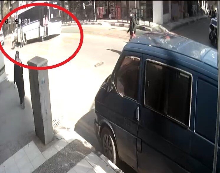 Manisa’da yol kenarında arıza yapan minibüsü tamir etmek için altına