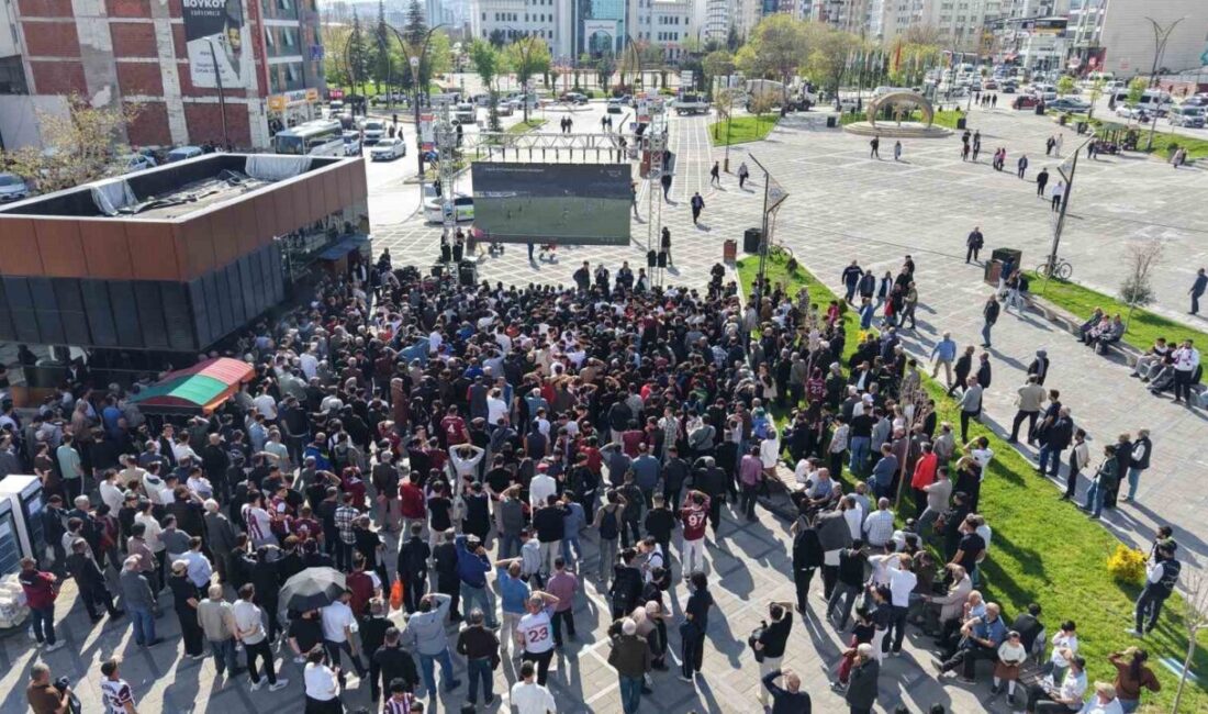 Adana 01 FK-Elazığspor maçı için yüzlerce Elazığspor taraftarı, kent merkezinde