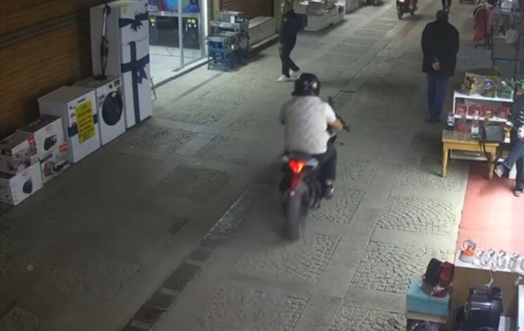 Kahramanmaraş’ta Tarihi Kapalı Çarşı’da meydana gelen motosiklet kazası güvenlik kamerasına