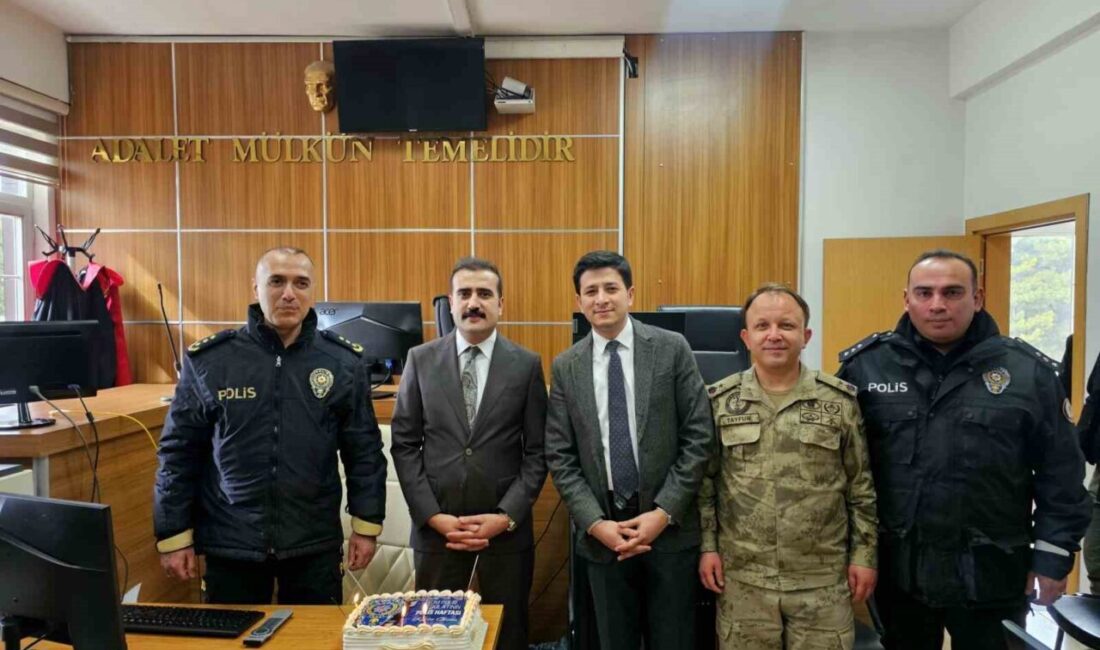 Bitlis’in Tatvan ilçesinde Polis Haftası kapsamında, duruşma güvenliğini sağlayan polis